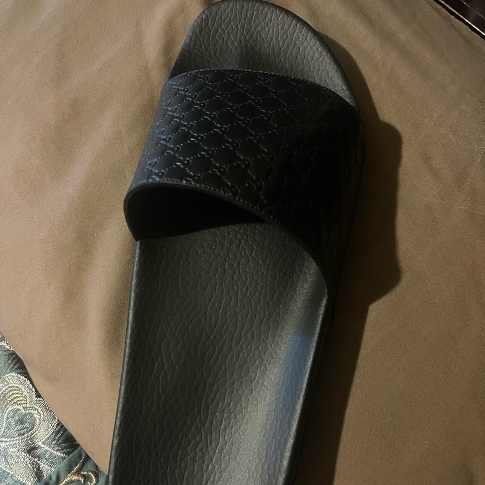 Real Gucci flip flops size 13